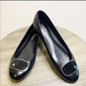 Ralph Lauren flats in black color.